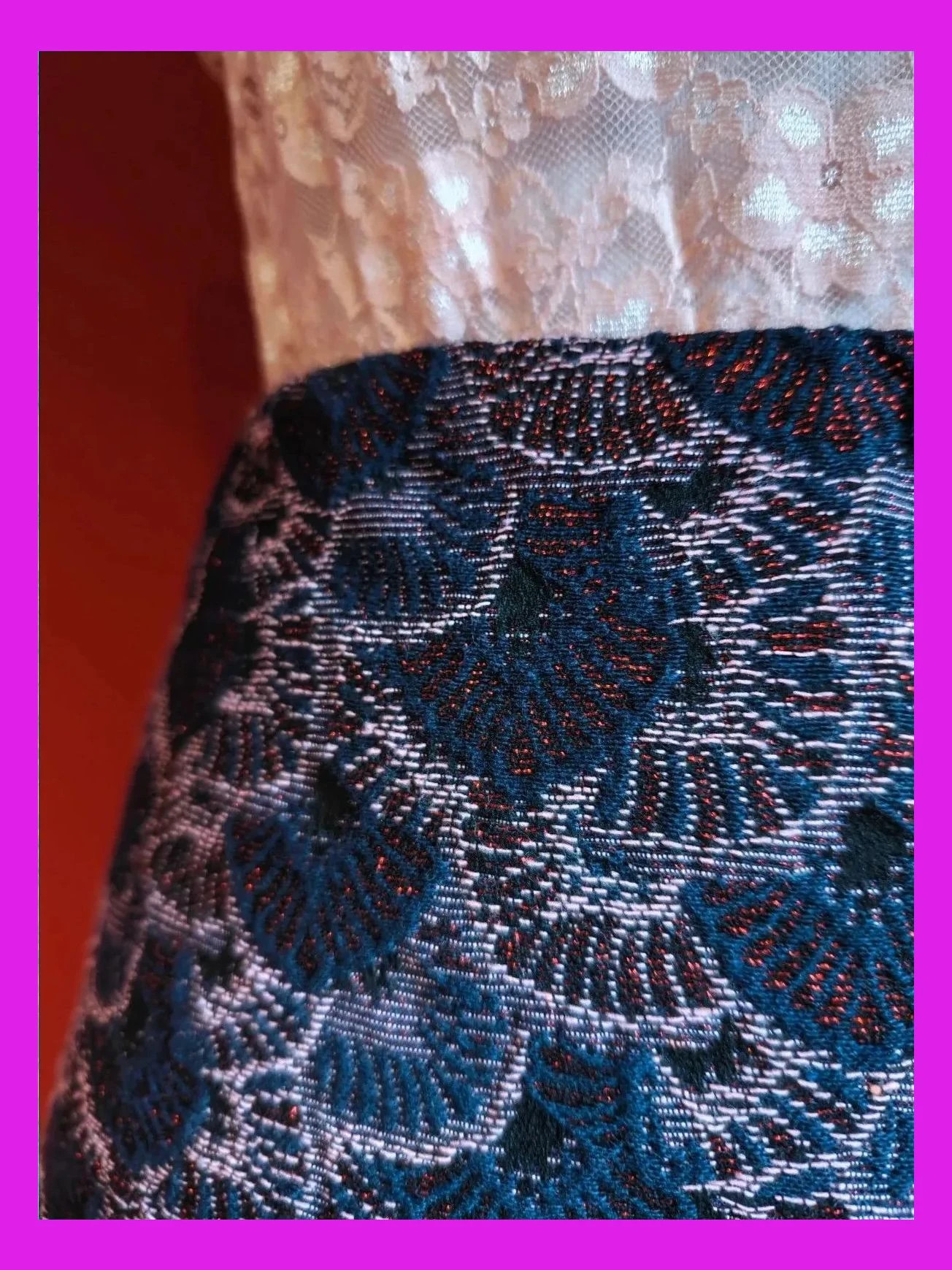 🌺Minifalda azul marino con tonos rosas y brillos rojos y volante cruzado, talla S – Bershka – taille S / 36 / 8 4