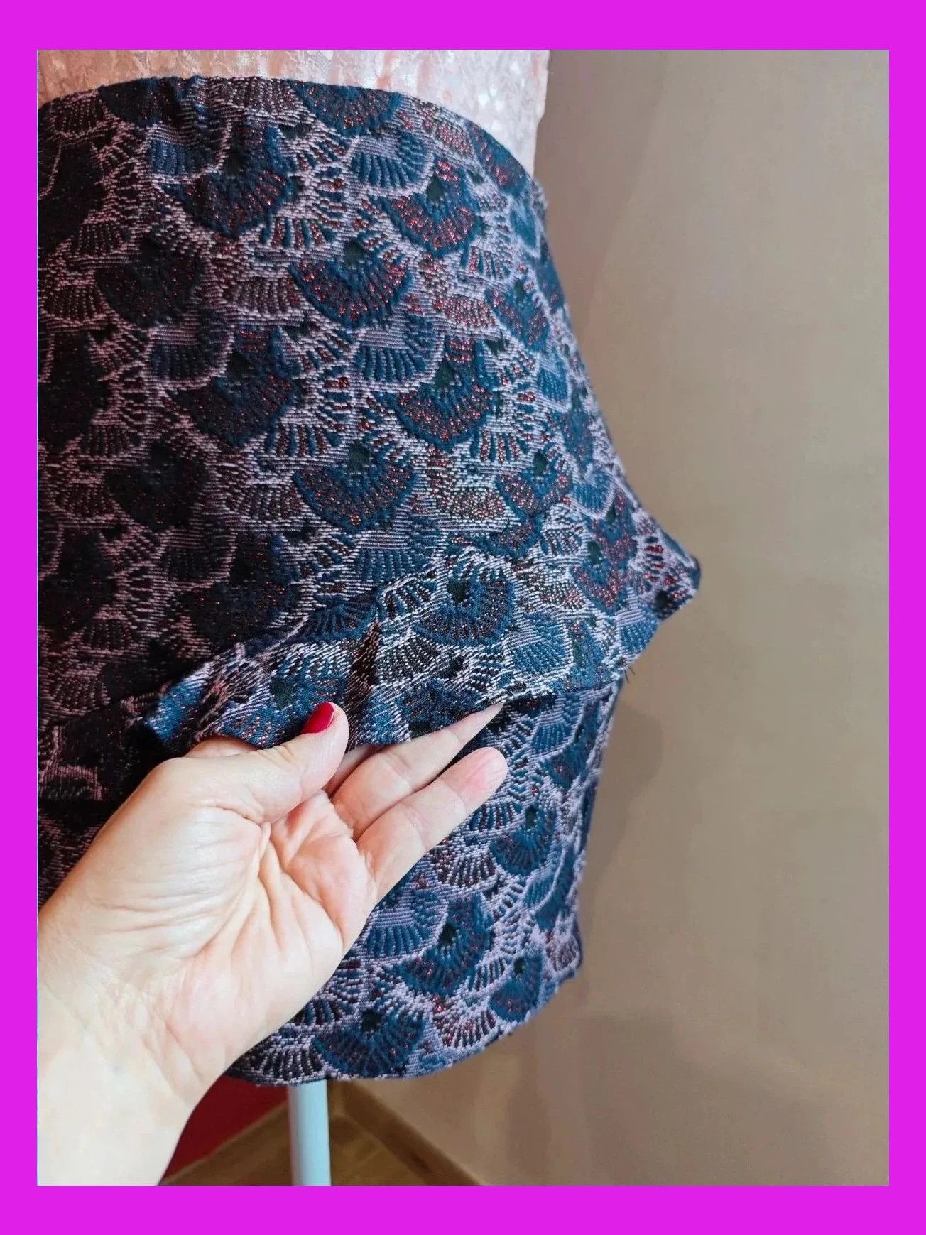 🌺Minifalda azul marino con tonos rosas y brillos rojos y volante cruzado, talla S – Bershka – taille S / 36 / 8 5