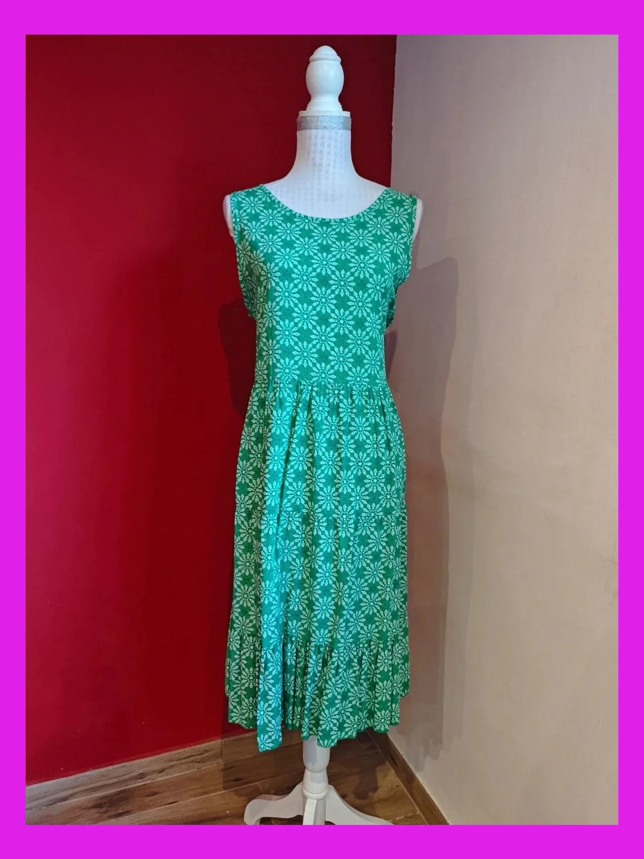 🌺 Cómodo vestido fluido verde con figuras blancas con volante y espalda abierta con lazo, talla 42 – M&G Moda – taille XL / 42 / 14 2