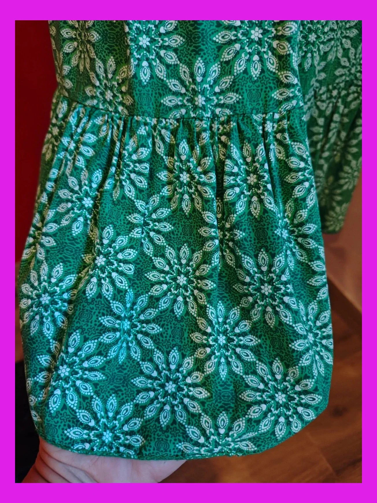 🌺 Cómodo vestido fluido verde con figuras blancas con volante y espalda abierta con lazo, talla 42 – M&G Moda – taille XL / 42 / 14 5