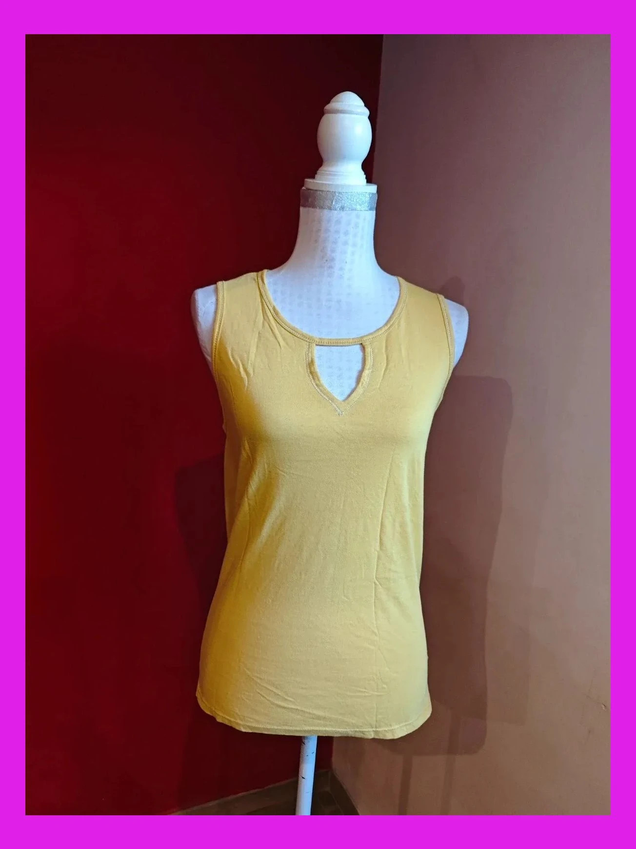 🌺Camiseta amarillo mostaza con apertura en escote y pespunte dorado, talla L