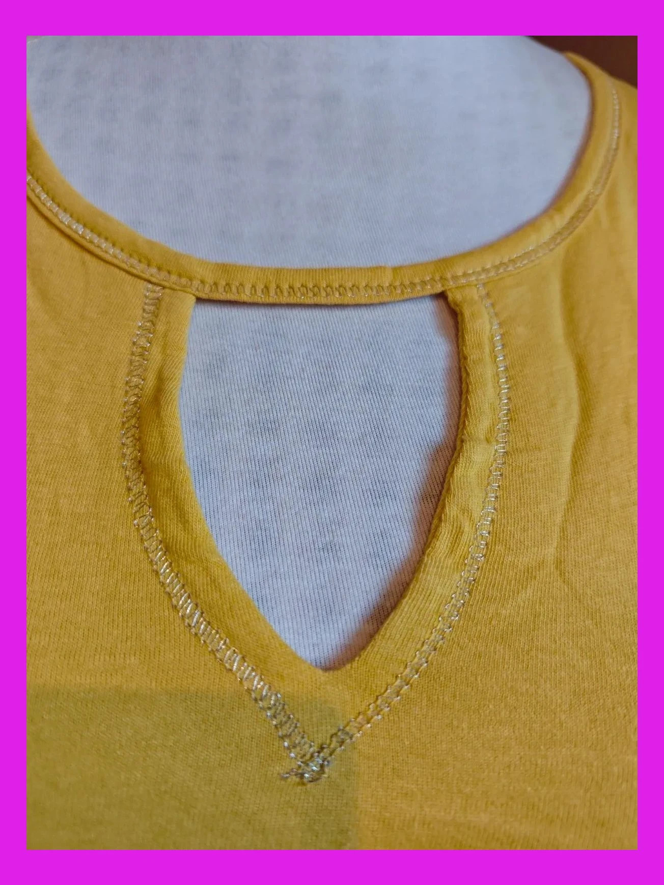 🌺Camiseta amarillo mostaza con apertura en escote y pespunte dorado, talla L – Sfera Casual – taille L / 40 / 12 3