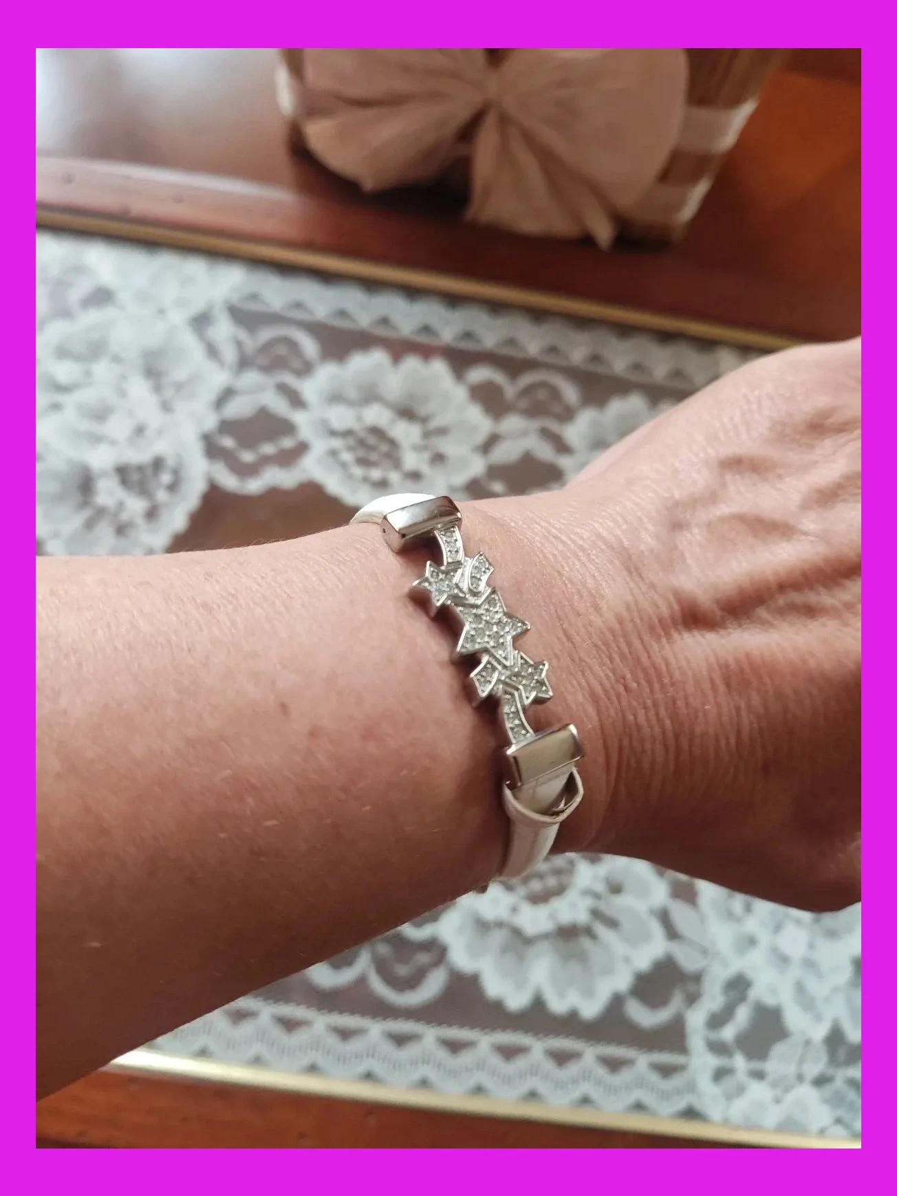 🌺Pulsera de piel blanca con pieza de acero inoxidable libre de níquel con estrellas y brillantitos – Vera Pelle 2