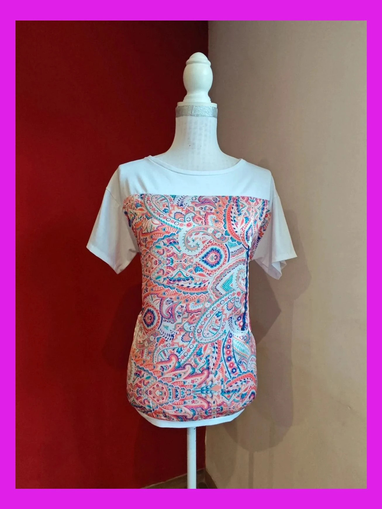 🌺 Camiseta blanca con raso multicolor delante y detalle de cintas y margarita