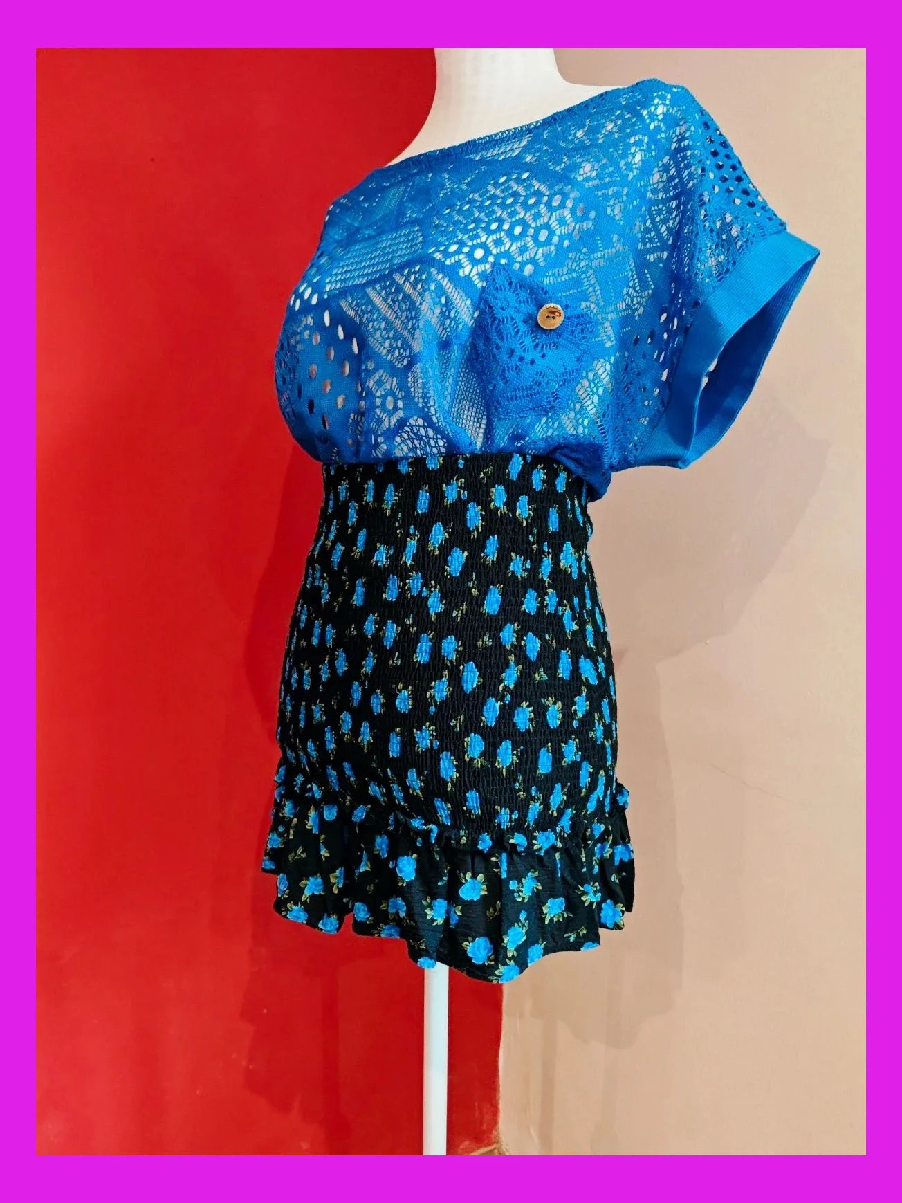 🌺 Preciosa minifalda negra con florecitas azules de punto de abeja y volante – Bershka – taille L / 40 / 12 2