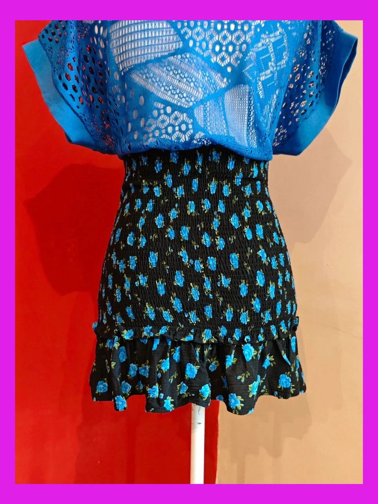 🌺 Preciosa minifalda negra con florecitas azules de punto de abeja y volante – Bershka – taille L / 40 / 12 3