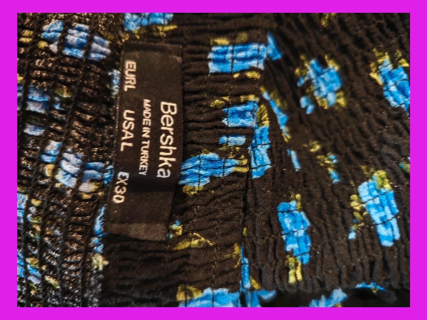 🌺 Preciosa minifalda negra con florecitas azules de punto de abeja y volante – Bershka – taille L / 40 / 12 4