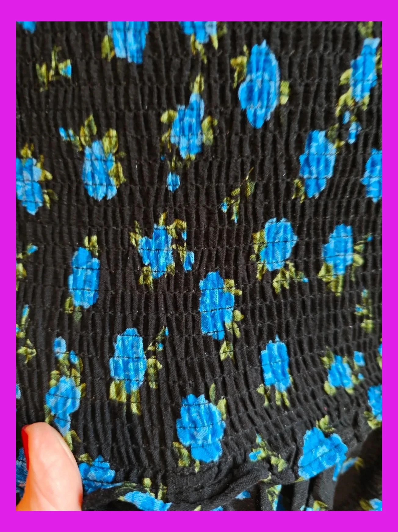 🌺 Preciosa minifalda negra con florecitas azules de punto de abeja y volante – Bershka – taille L / 40 / 12 5