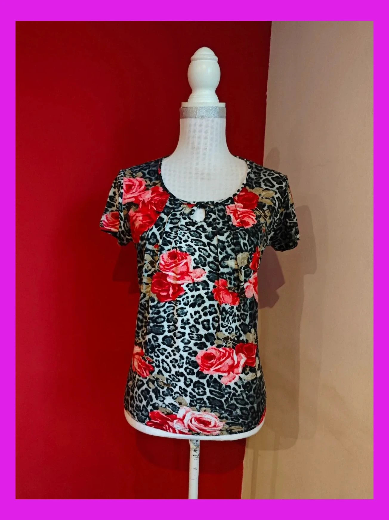 🌺Camiseta con estampado animal print con flores y coqueto agujero en escote
