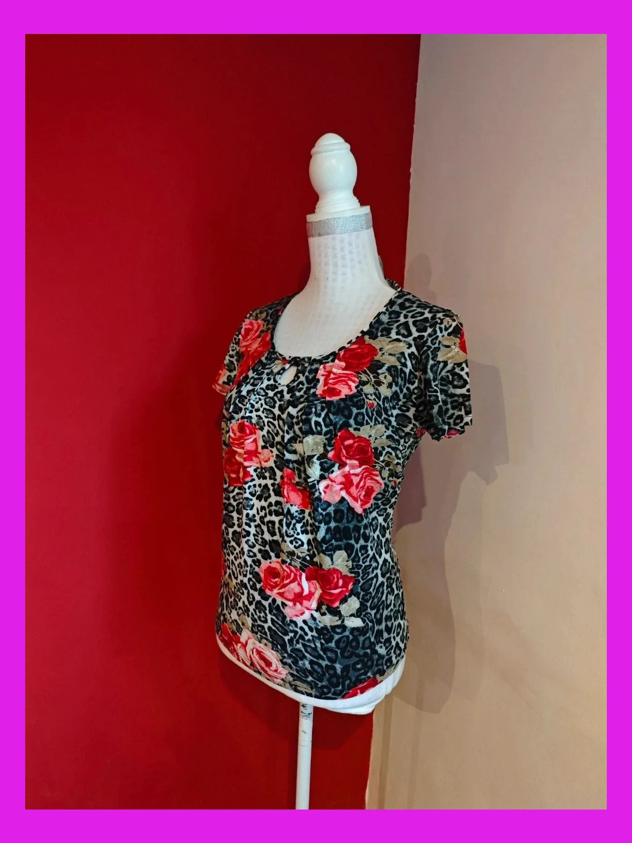 🌺Camiseta con estampado animal print con flores y coqueto agujero en escote – Punto Roma – taille S / 36 / 8 2
