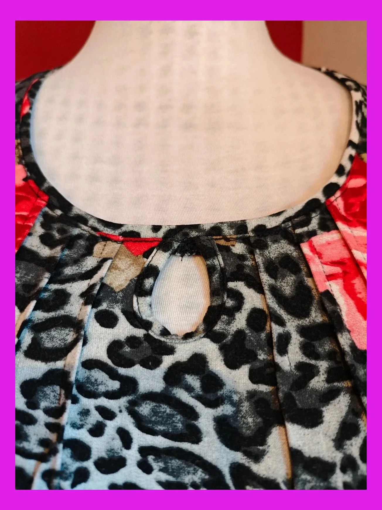 🌺Camiseta con estampado animal print con flores y coqueto agujero en escote – Punto Roma – taille S / 36 / 8 3