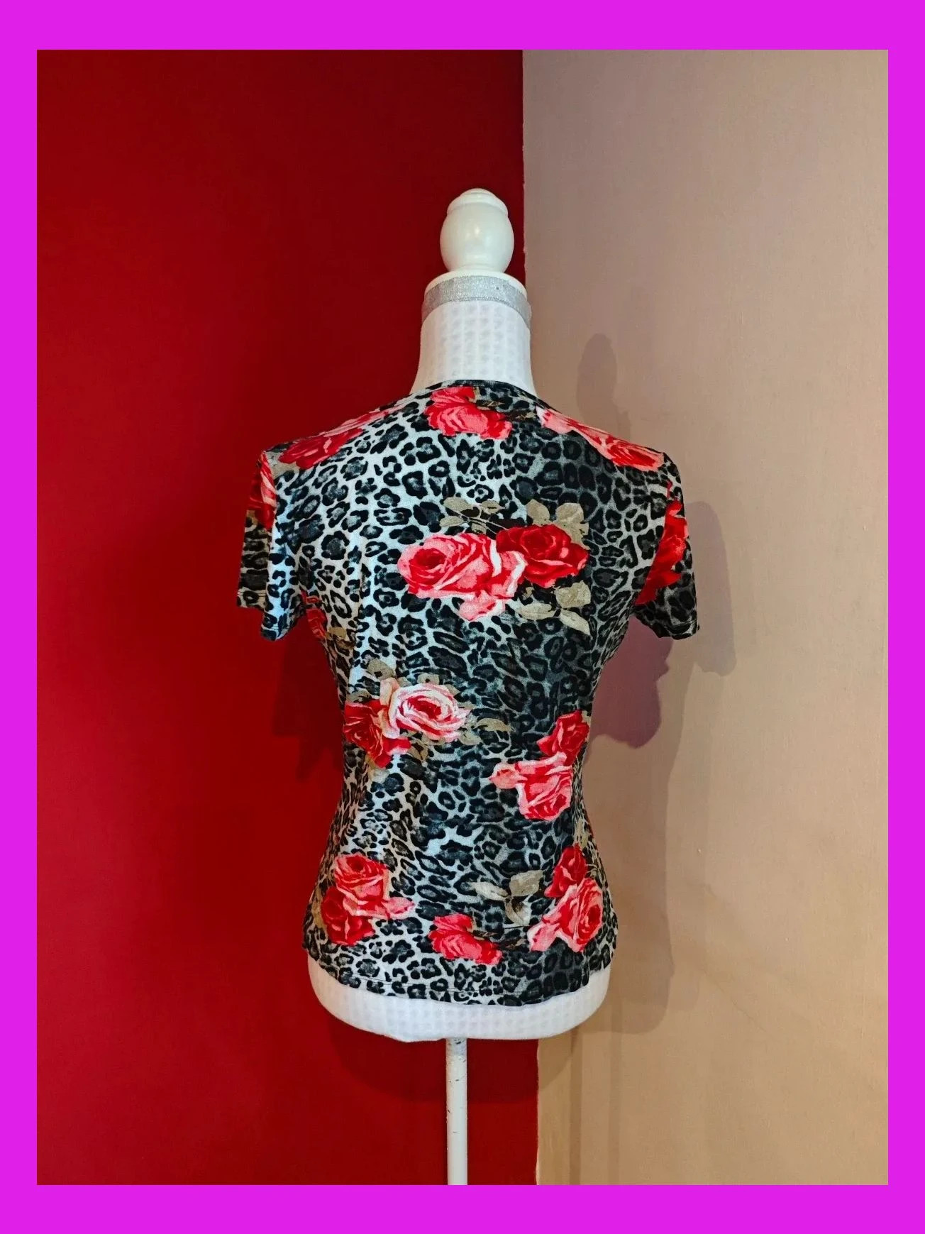 🌺Camiseta con estampado animal print con flores y coqueto agujero en escote – Punto Roma – taille S / 36 / 8 5