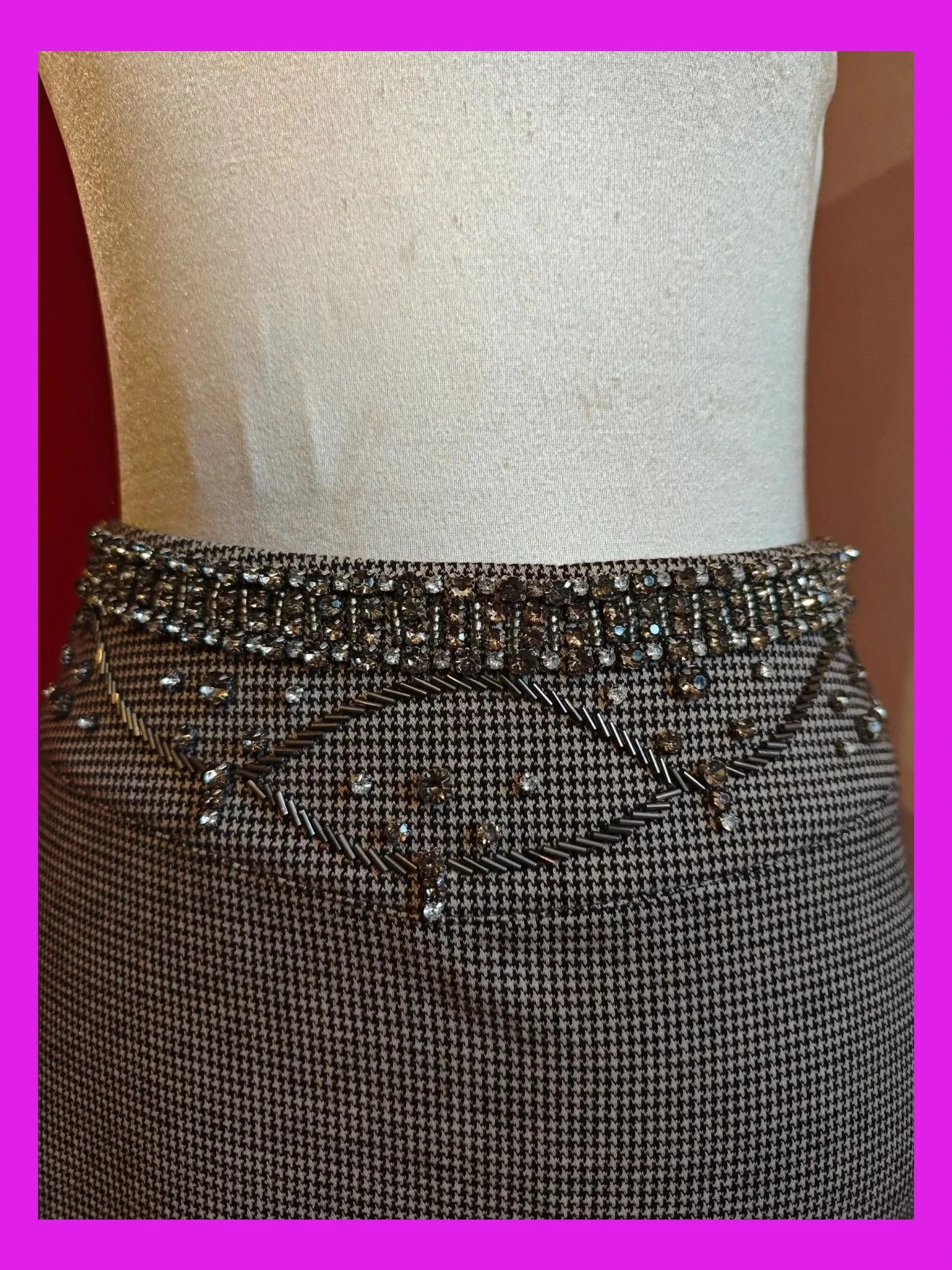 🌺 Bonita falda entallada con estampado pata de gallo con brillantes cosidos en cintura, talla M – Strena – taille M / 38 / 10 5