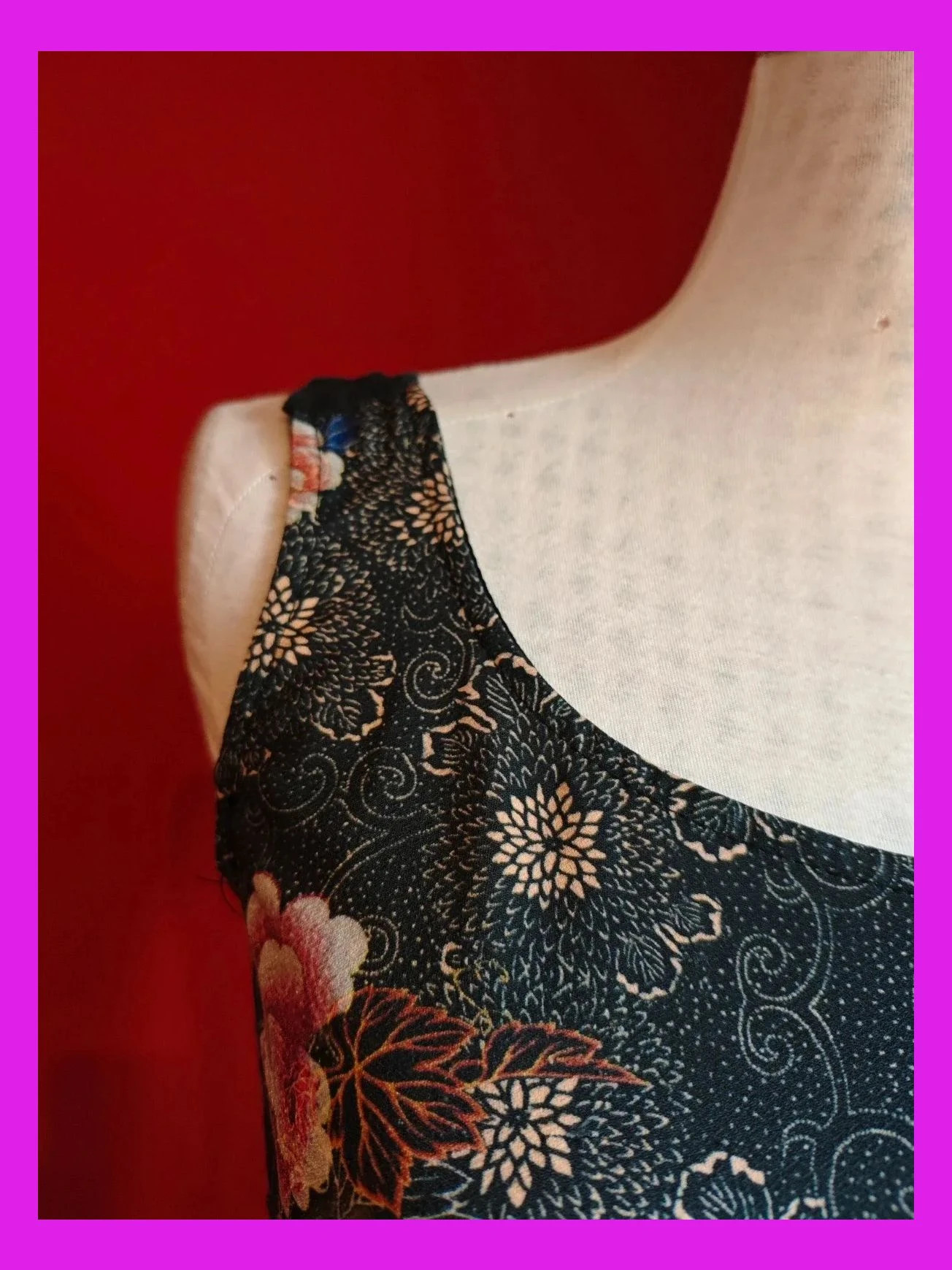 🌺Mono corto negro con estampado floral y espalda abierta, talla S – Pull & Bear – taille S / 36 / 8 4