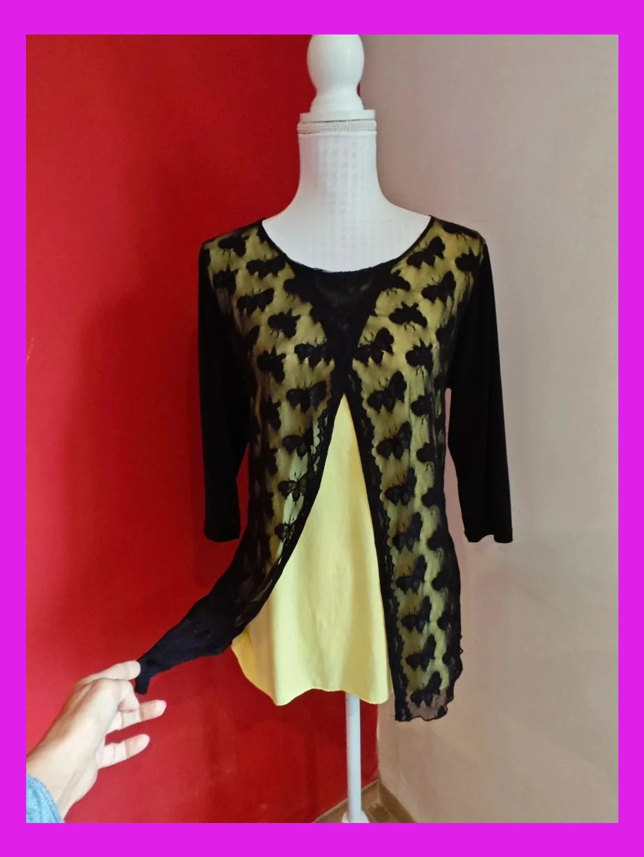🌺Blusa efecto doble con solapas de gasa negra con mariposas y camiseta amarilla debajo – Antonella raxxoli – taille XXL / 44 / 16 3