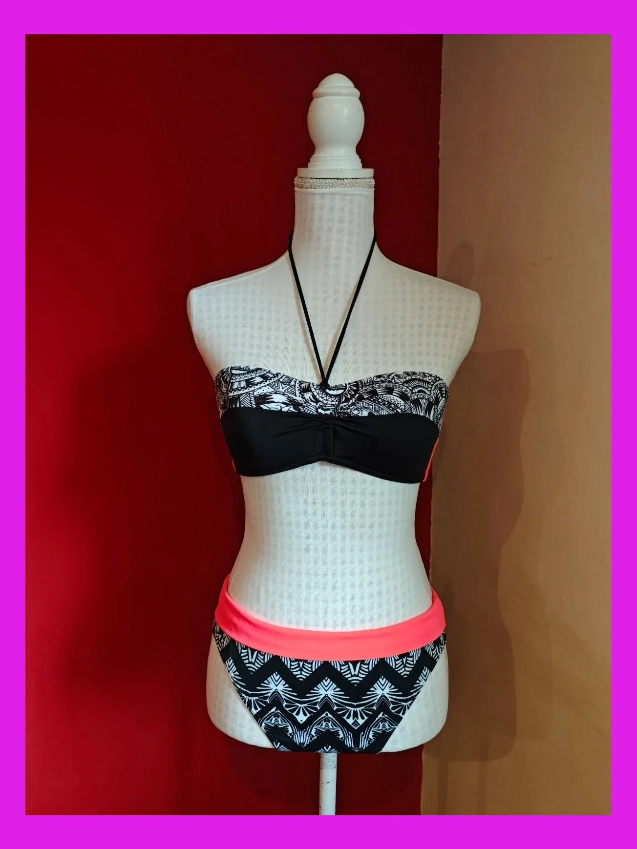 🌺 Precioso bikini bandeau estampado tribal blanco y negro con coral vibrante