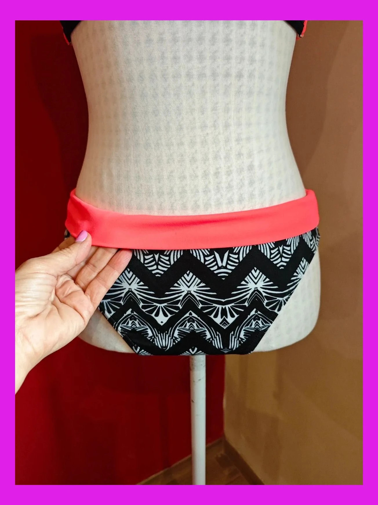🌺 Precioso bikini bandeau estampado tribal blanco y negro con coral vibrante – Olaian – taille M / 38 / 10 5