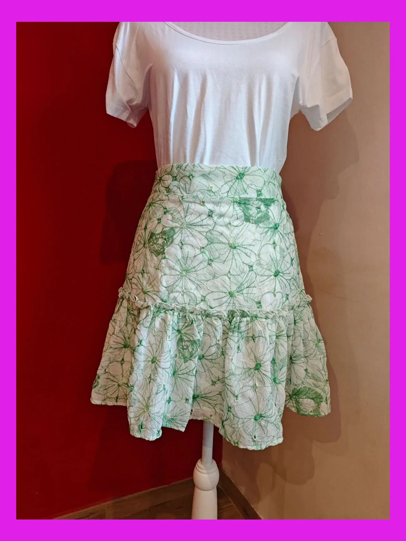 🌺 Original falda de gasa verde clarito con bordados tonos verdes con volante, talla S