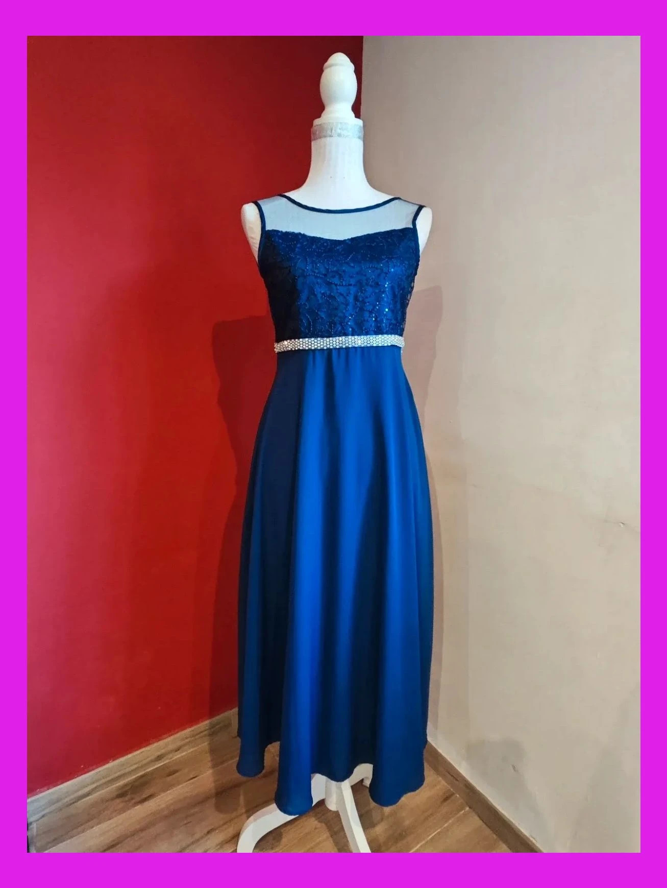 🌺 Elegante vestido para eventos azulón con cuerpo de gas con lentejuelas y cintura de brillantes