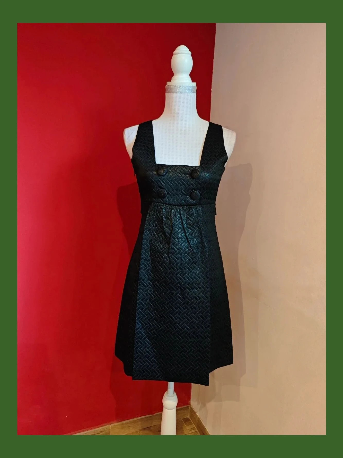 🌺Vestido negro con brillos y relieves y botones en cintura, talla M