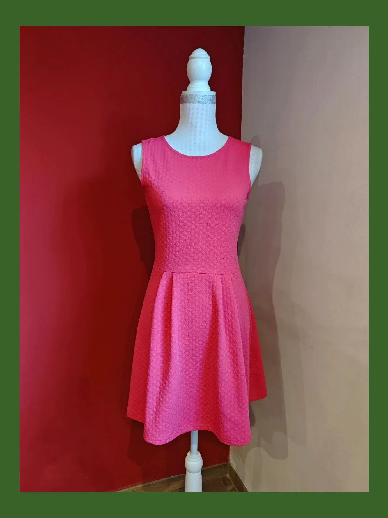🌺Vestido color fucsia, con vuelo en la falda
