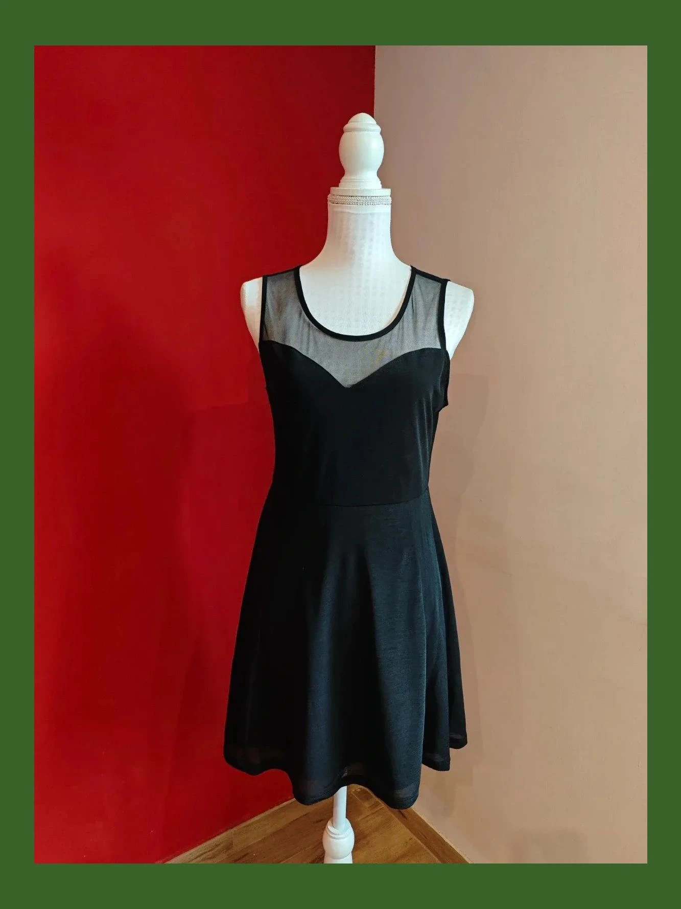 🌺 Elegante vestido de gasa elástica negra con transparencias en escote corazón