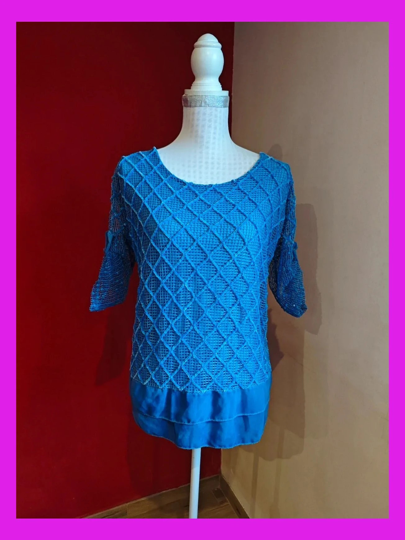 🌺 Preciosa blusa de tela de rejila azulona con dos volantes de gasa en el bajo – taille XXL / 44 / 16
