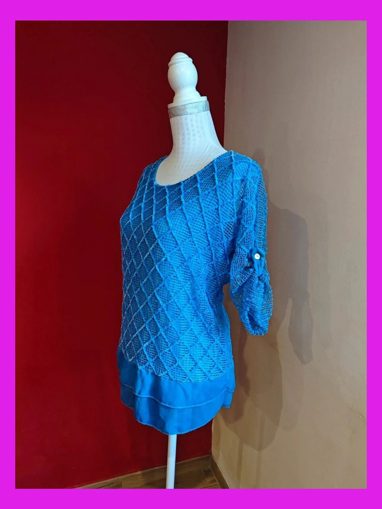 🌺 Preciosa blusa de tela de rejila azulona con dos volantes de gasa en el bajo – taille XXL / 44 / 16 2