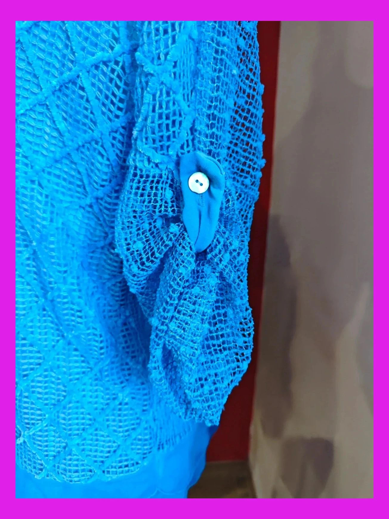 🌺 Preciosa blusa de tela de rejila azulona con dos volantes de gasa en el bajo – taille XXL / 44 / 16 4
