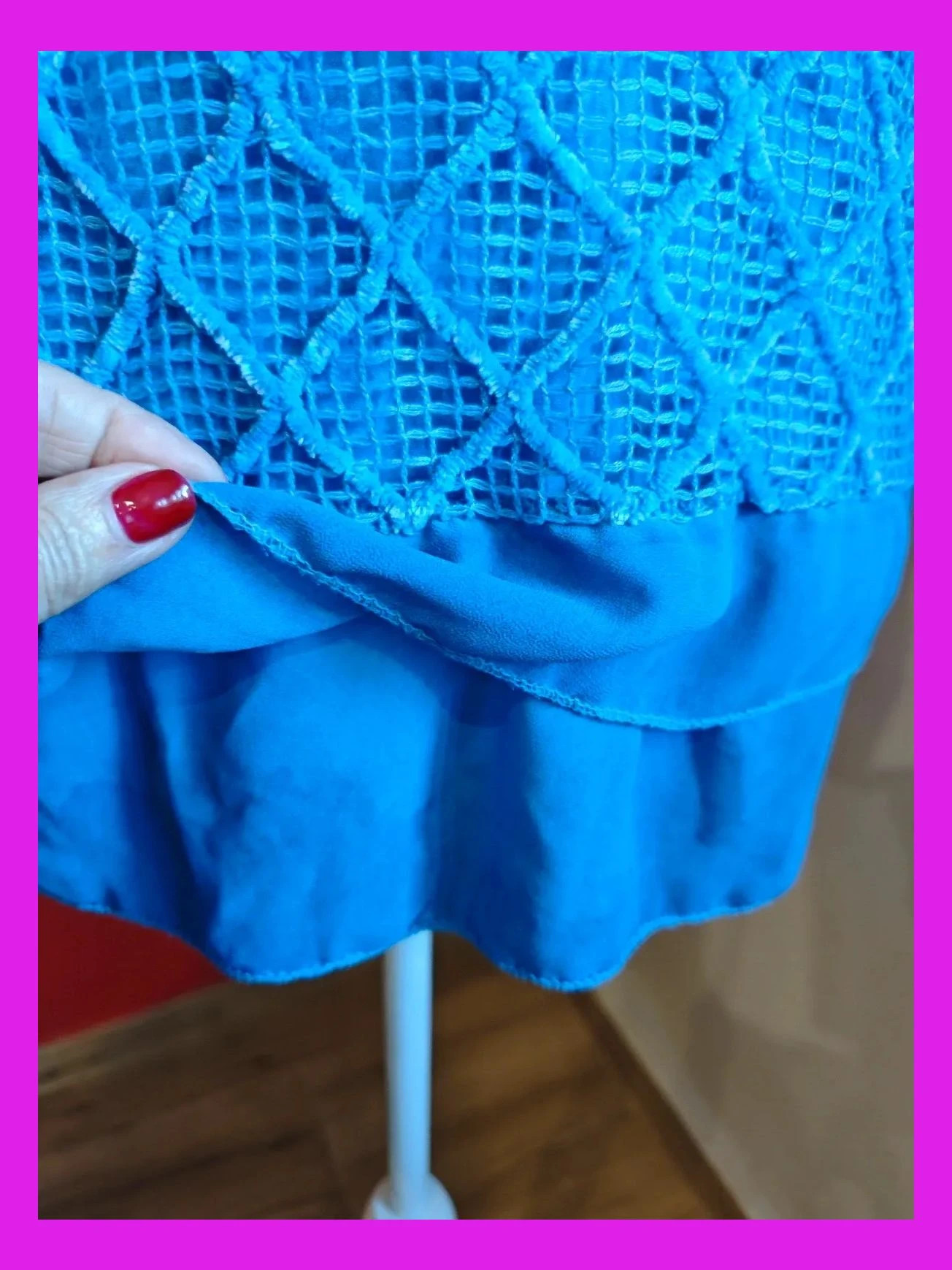 🌺 Preciosa blusa de tela de rejila azulona con dos volantes de gasa en el bajo – taille XXL / 44 / 16 5