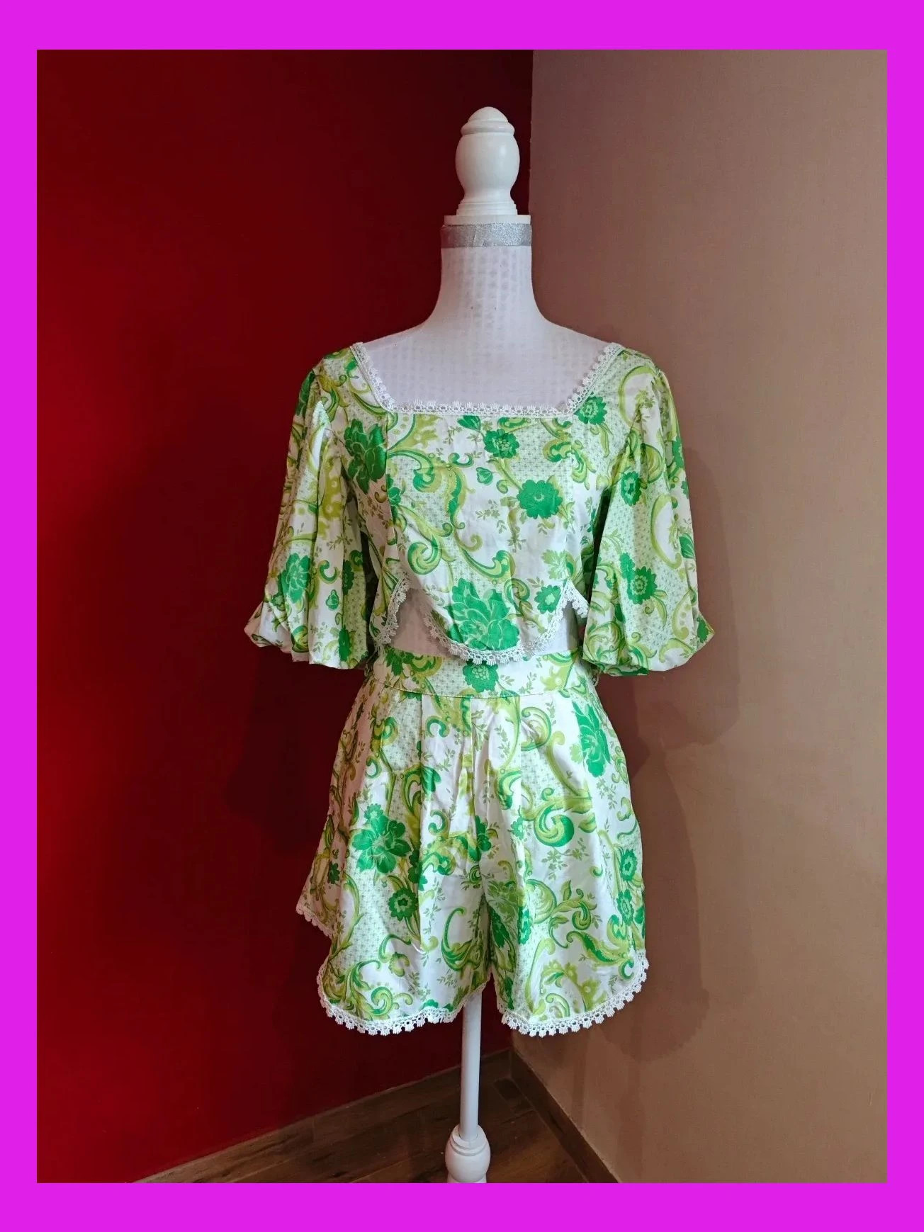 🌺 Precioso Conjunto de crop top y short estampado verde y blanco con crochet en borde, talla M