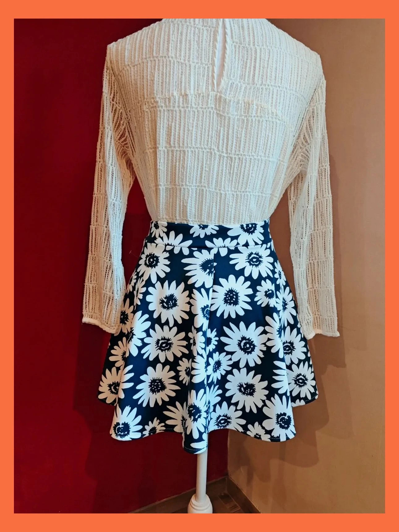 🌺Estilosa minifalda con vuelo azul marino con flores blancas – taille S / 36 / 8 5