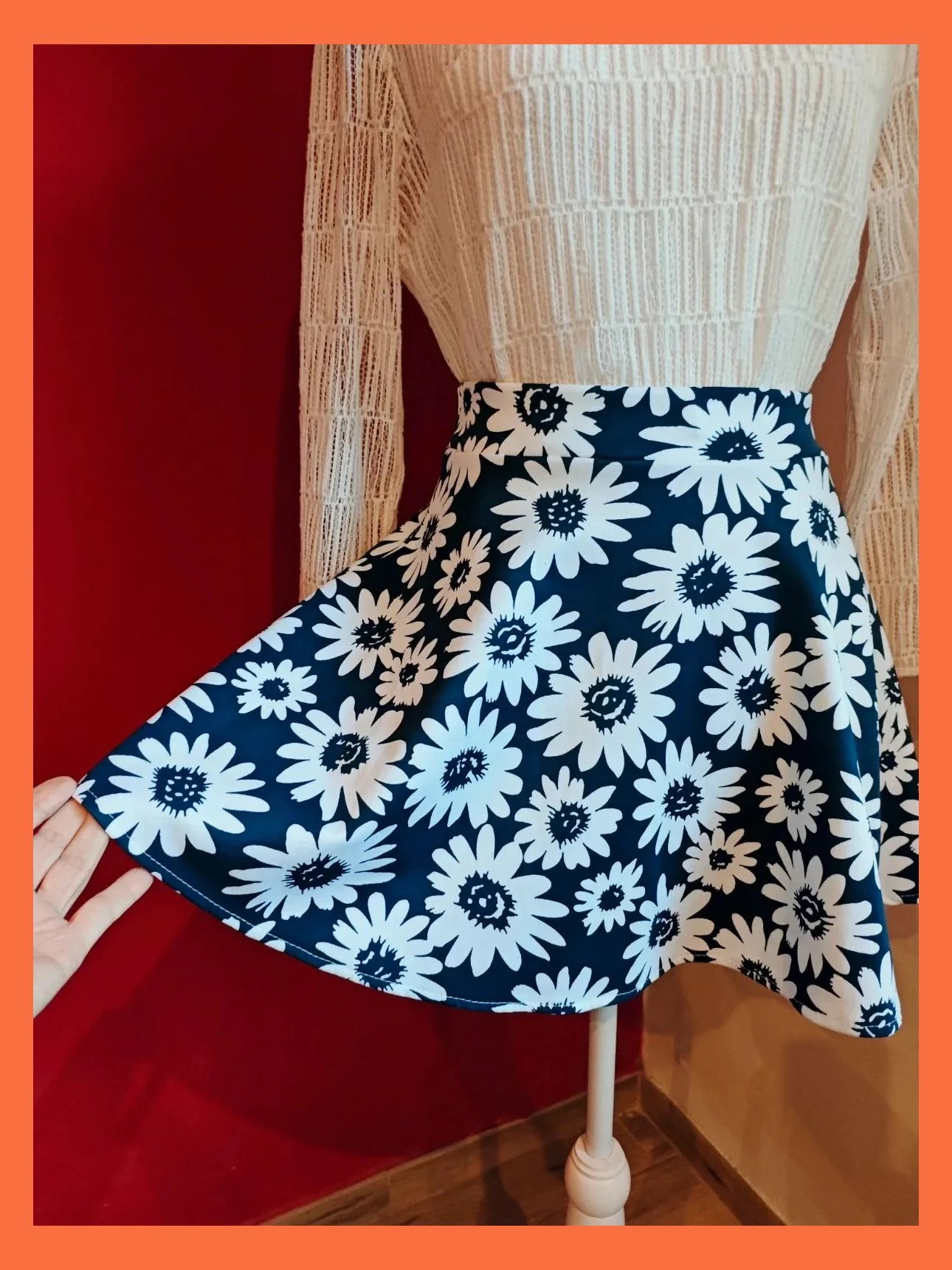 🌺Estilosa minifalda con vuelo azul marino con flores blancas – taille S / 36 / 8 2