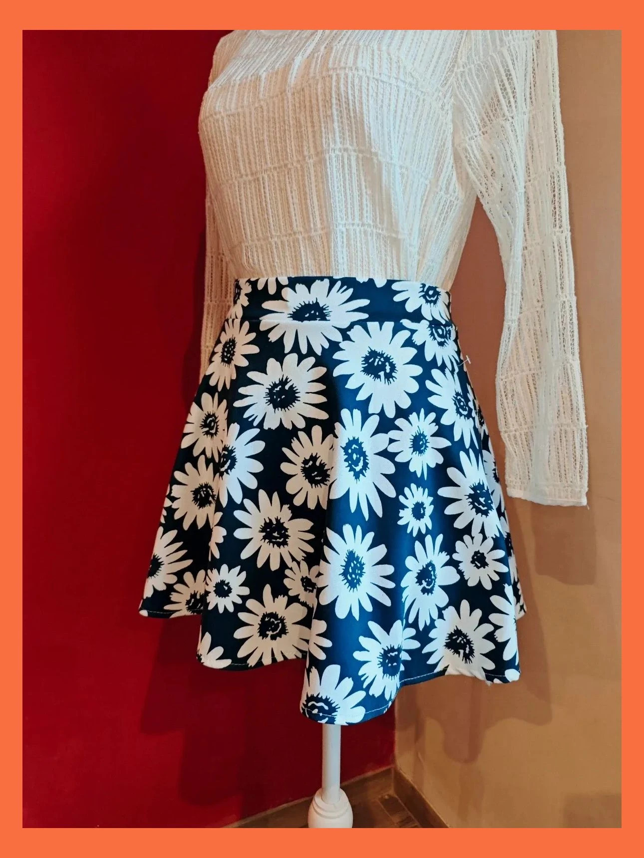 🌺Estilosa minifalda con vuelo azul marino con flores blancas – taille S / 36 / 8 3