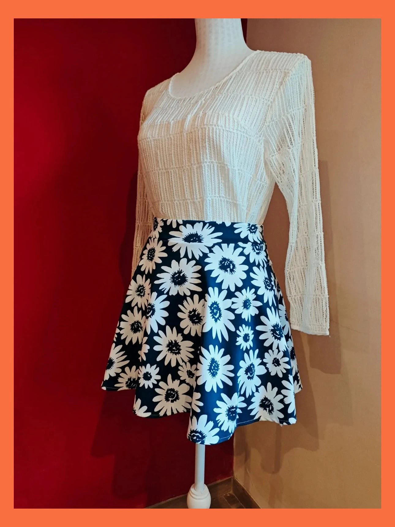 🌺Estilosa minifalda con vuelo azul marino con flores blancas – taille S / 36 / 8 4