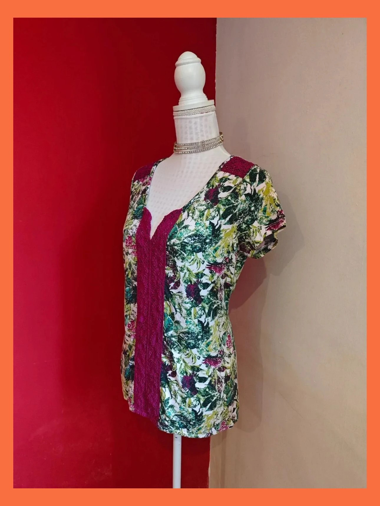 🌺Camiseta con estampado floral tonos verdes y morado sobre blanco y crochet en hombros y frente – Laura Torelli – taille XL / 42 / 14 2