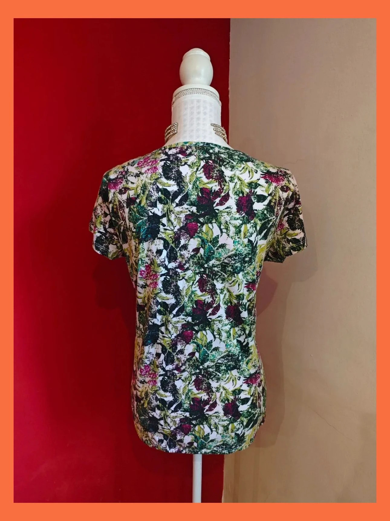 🌺Camiseta con estampado floral tonos verdes y morado sobre blanco y crochet en hombros y frente – Laura Torelli – taille XL / 42 / 14 5