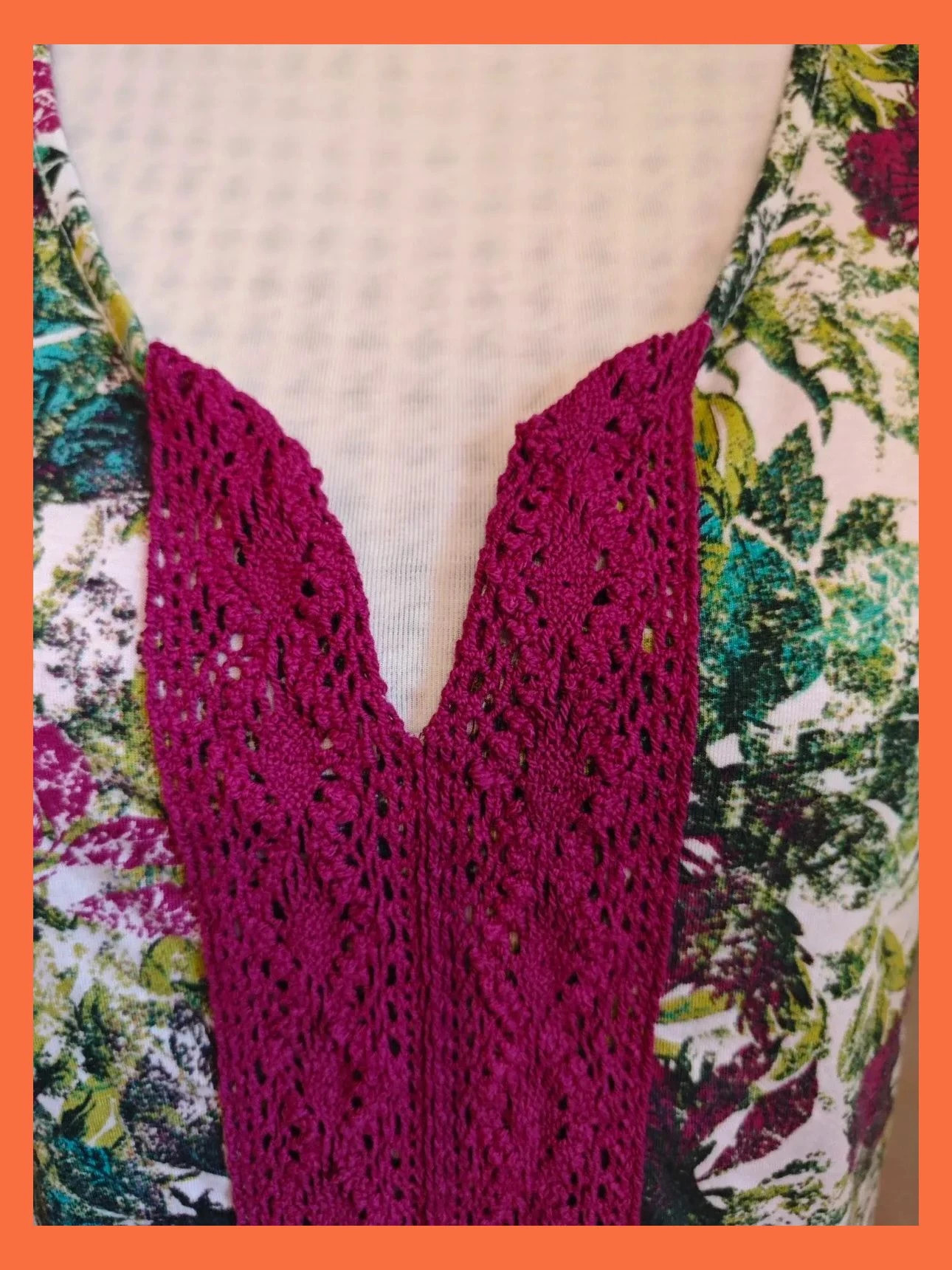 🌺Camiseta con estampado floral tonos verdes y morado sobre blanco y crochet en hombros y frente – Laura Torelli – taille XL / 42 / 14 4