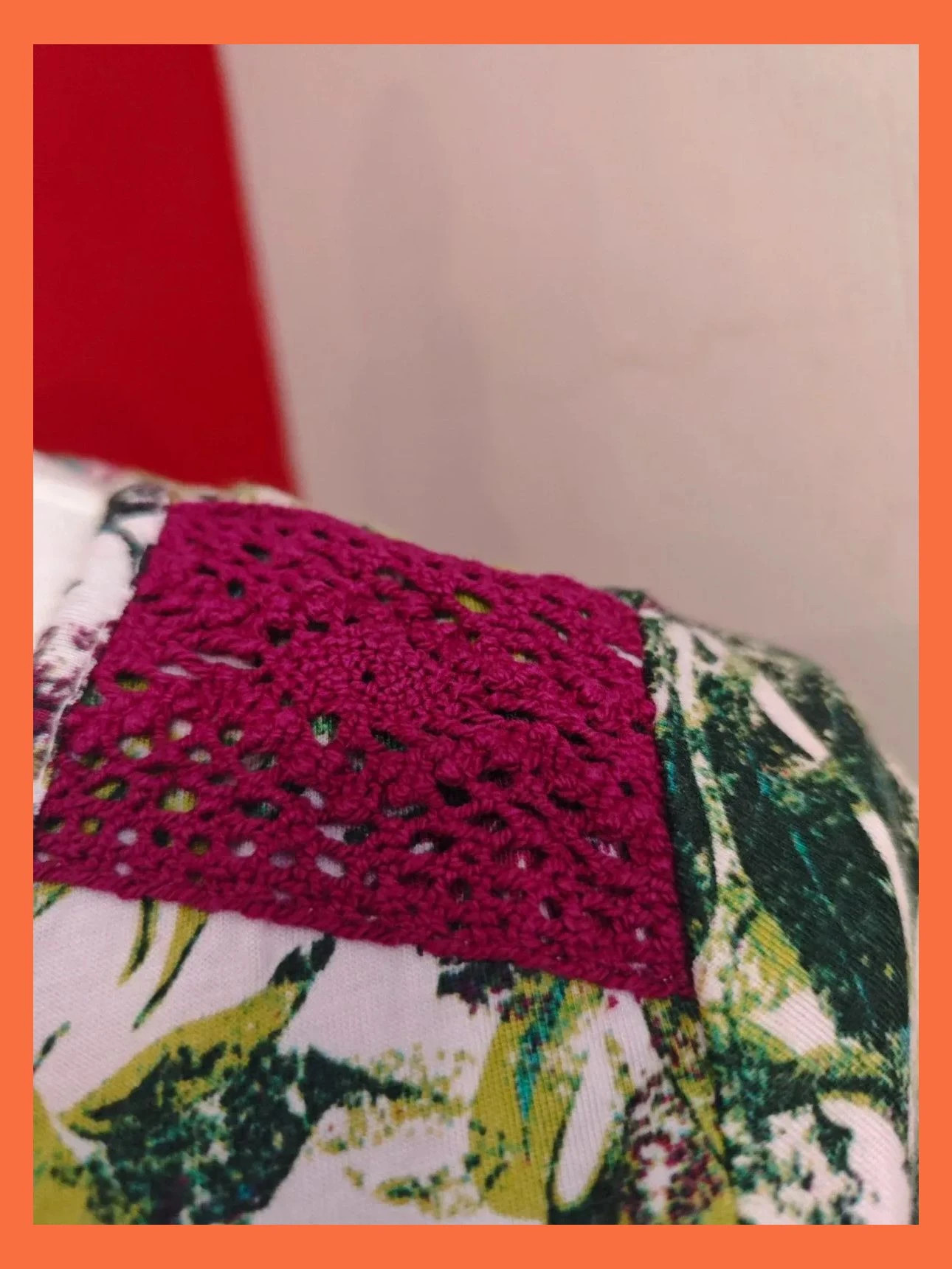 🌺Camiseta con estampado floral tonos verdes y morado sobre blanco y crochet en hombros y frente – Laura Torelli – taille XL / 42 / 14 3
