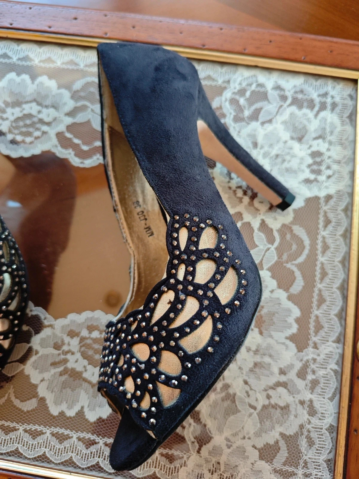 🌺Elegantes zapatos de tacón peep toe de antelina negra con troquelado dorado y brillantes delante – Salvatore Giuliano – taille 38 2