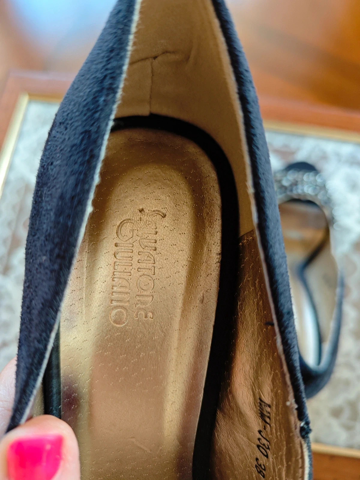 🌺Elegantes zapatos de tacón peep toe de antelina negra con troquelado dorado y brillantes delante – Salvatore Giuliano – taille 38 5