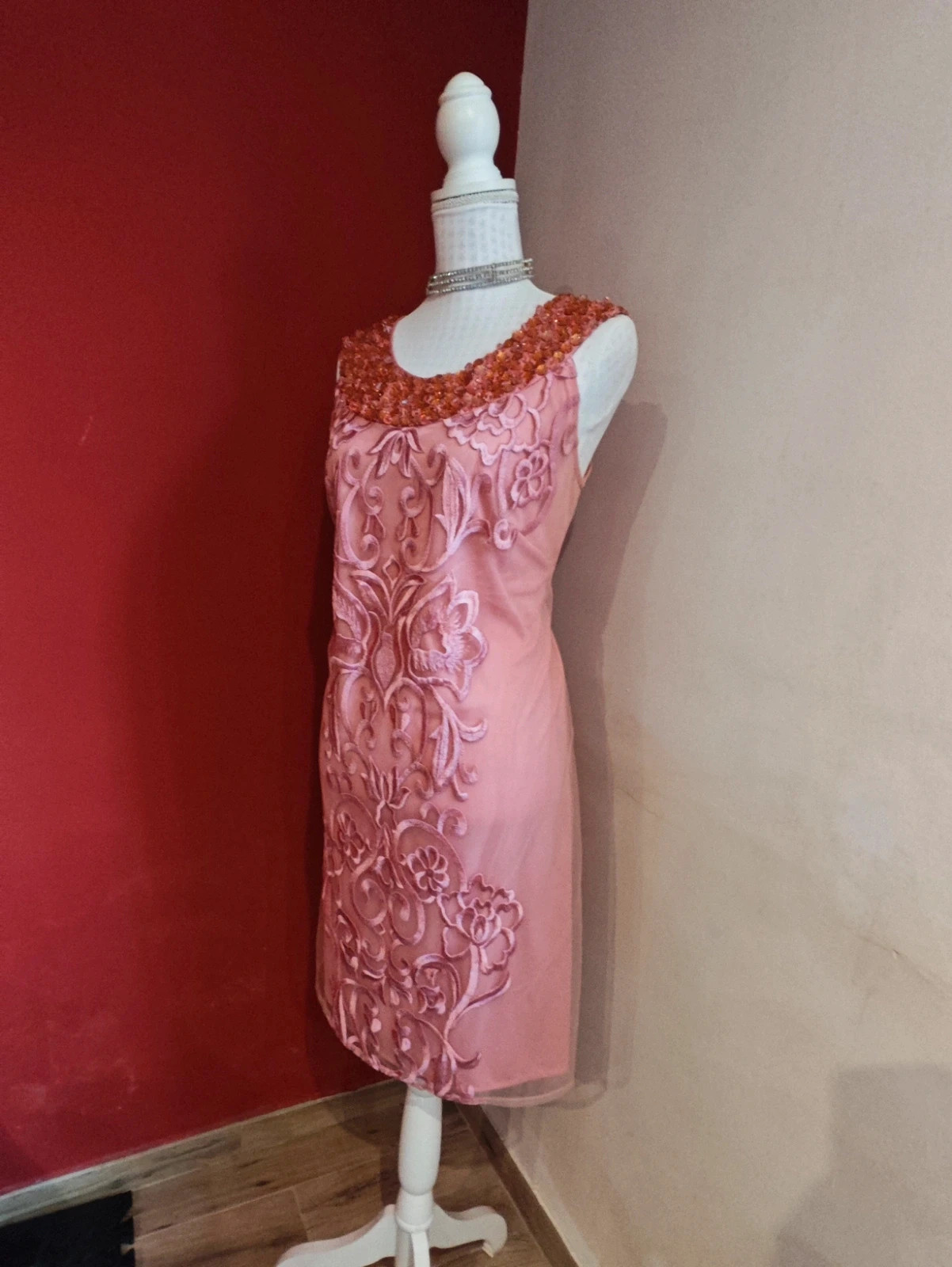 🌺 Elegante vestido de gasa rosa con bordados delante y cuello de abalorios – Olimara – taille XXXL / 46 / 18 2
