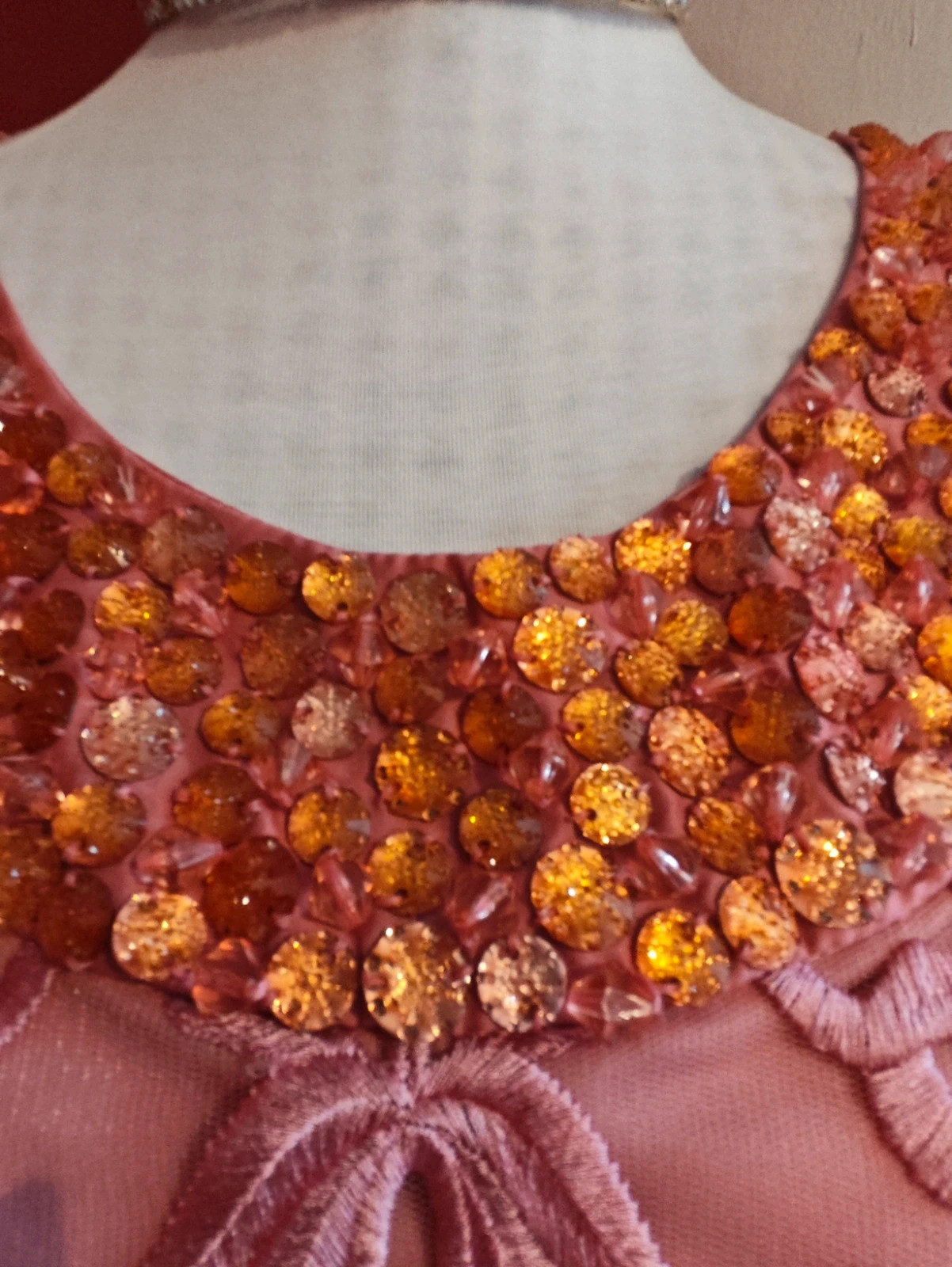 🌺 Elegante vestido de gasa rosa con bordados delante y cuello de abalorios – Olimara – taille XXXL / 46 / 18 4