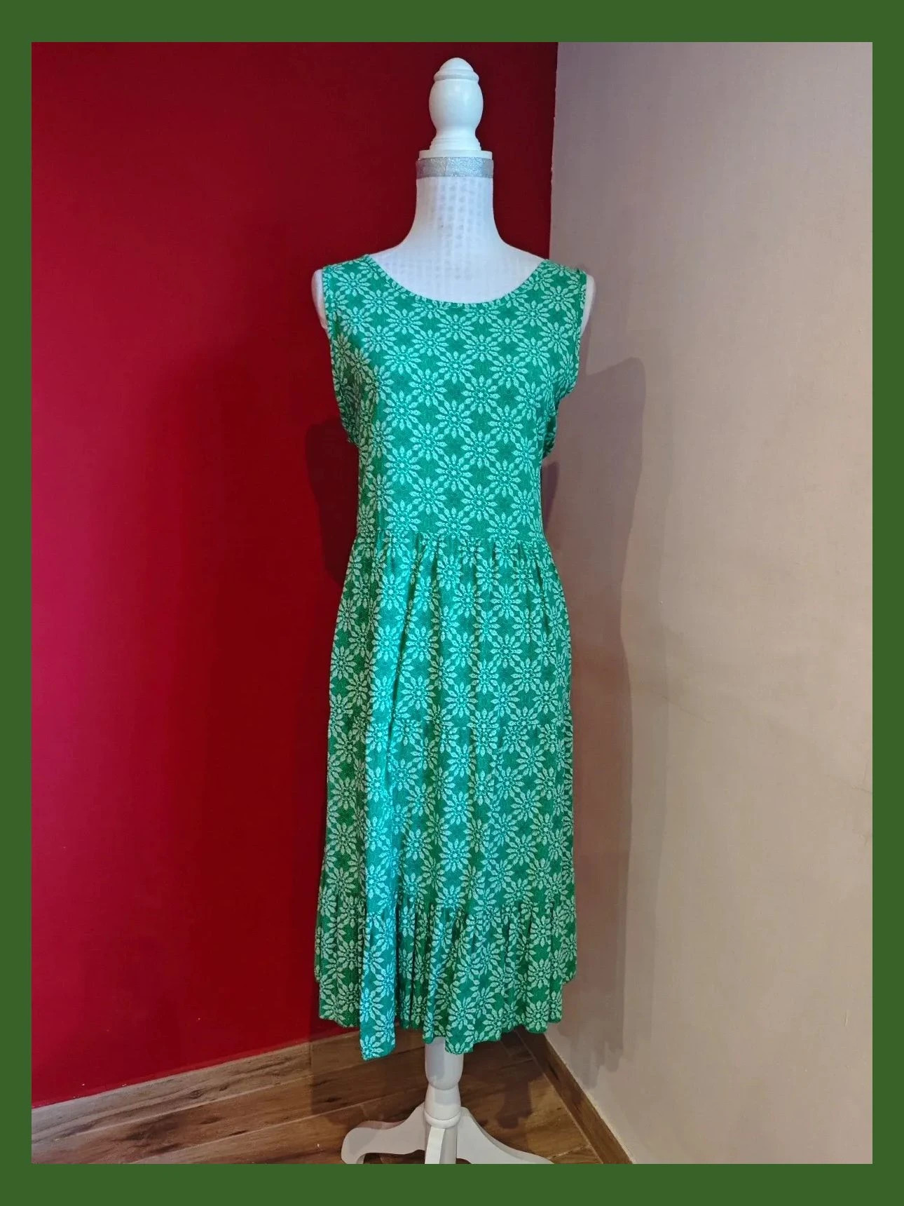 🌺 Cómodo vestido fluido verde con figuras blancas con volante y espalda abierta con lazo, talla 42 – M&G Moda – taille XL / 42 / 14 2
