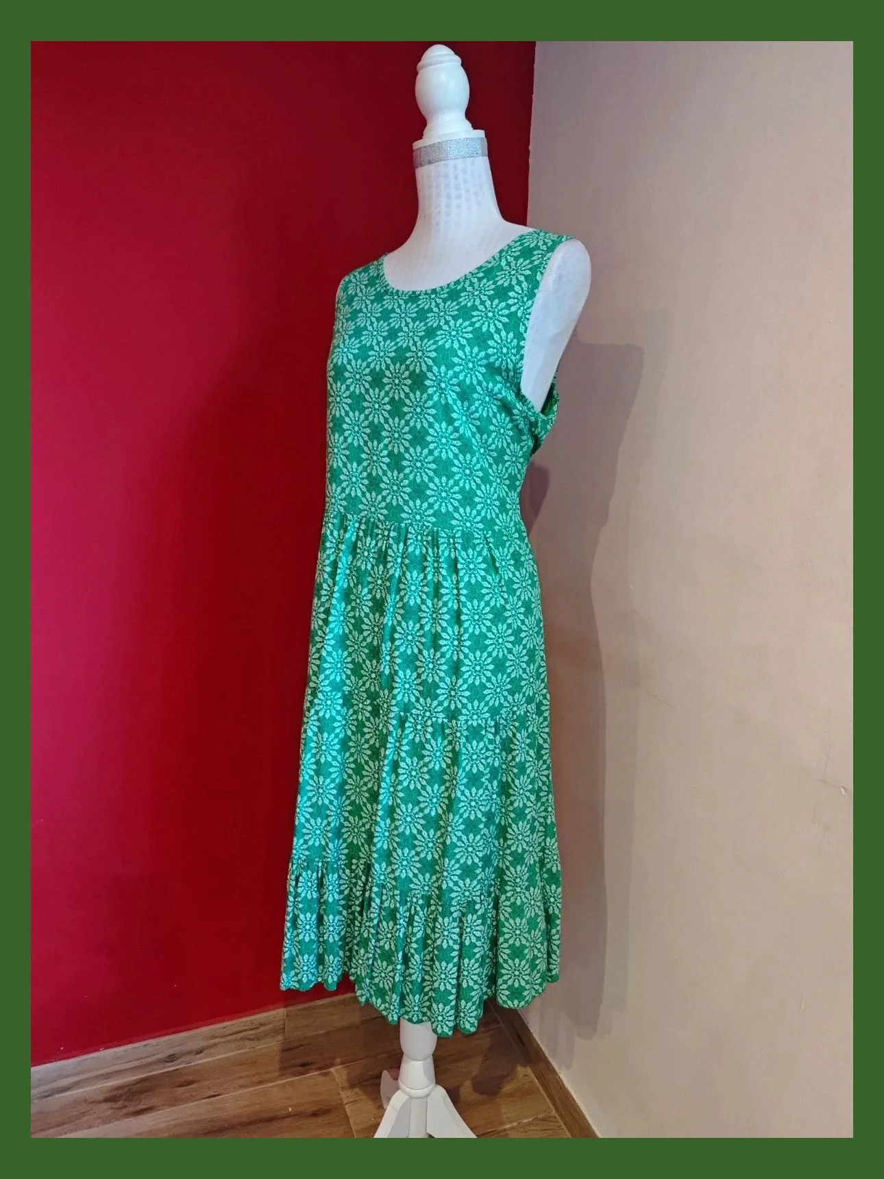 🌺 Cómodo vestido fluido verde con figuras blancas con volante y espalda abierta con lazo, talla 42 – M&G Moda – taille XL / 42 / 14 3