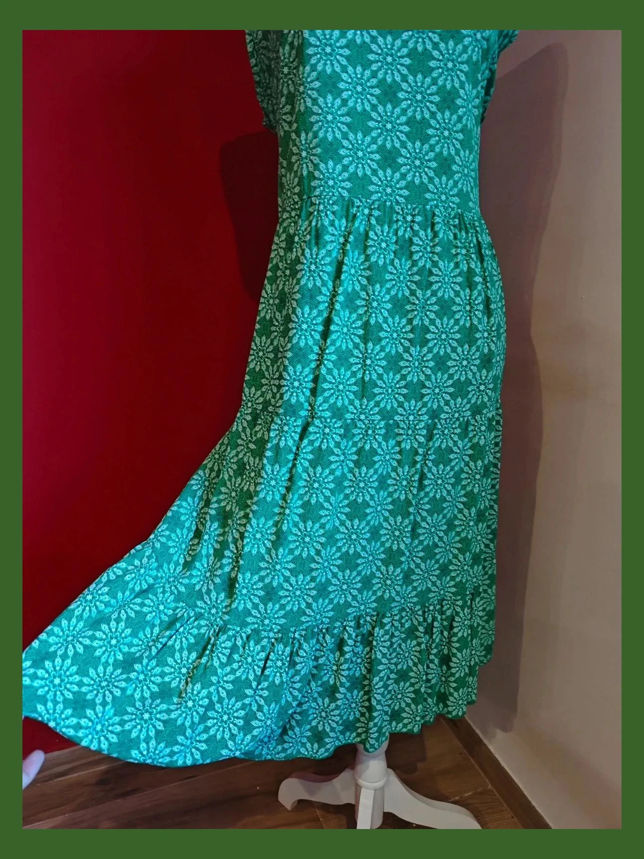 🌺 Cómodo vestido fluido verde con figuras blancas con volante y espalda abierta con lazo, talla 42 – M&G Moda – taille XL / 42 / 14 4