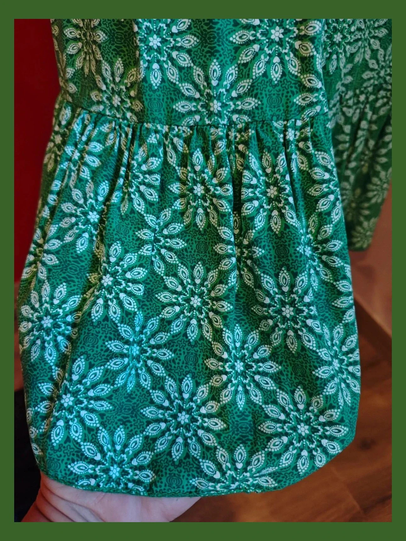 🌺 Cómodo vestido fluido verde con figuras blancas con volante y espalda abierta con lazo, talla 42 – M&G Moda – taille XL / 42 / 14 5