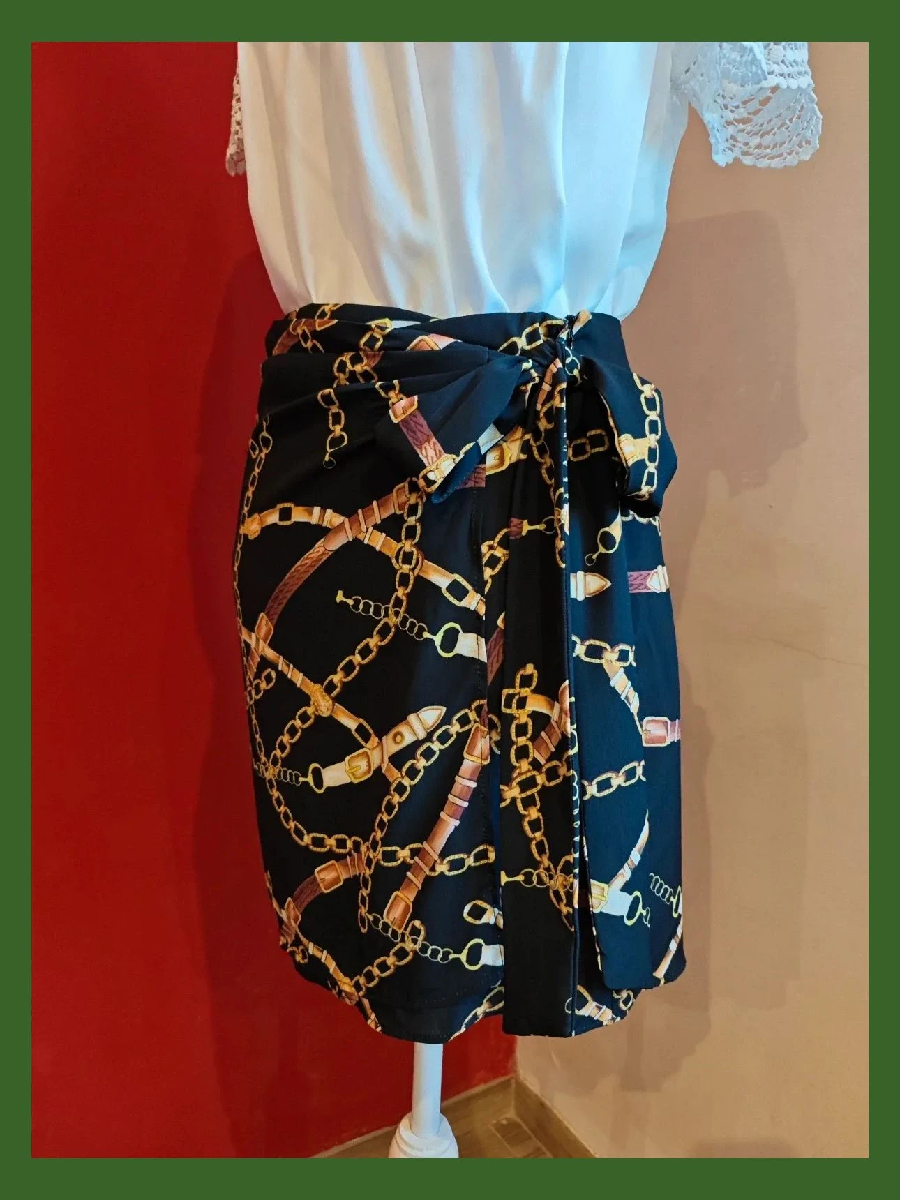 🌺 Bonita minifalda negra con estampado de cadenas cruzada con lazo lateral – Vintage – taille M / 38 / 10 5