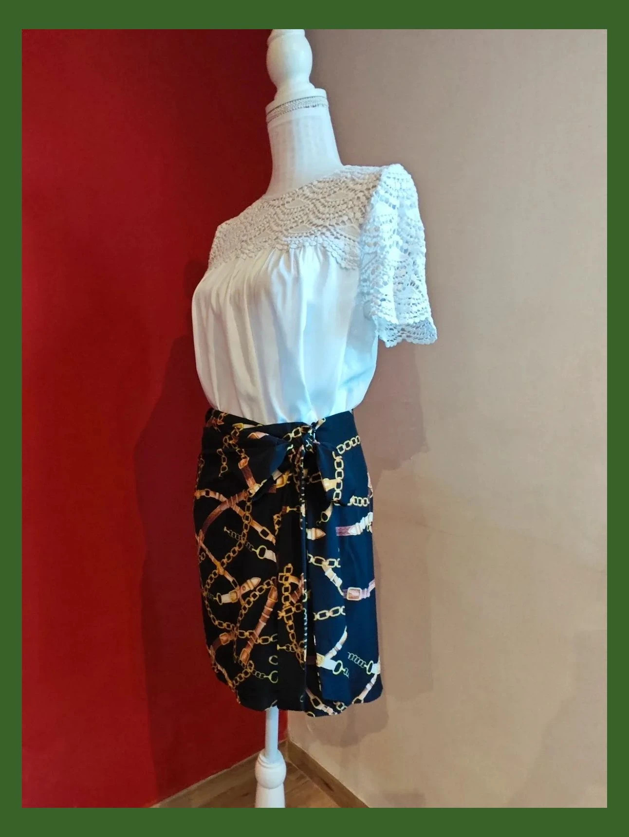 🌺 Bonita minifalda negra con estampado de cadenas cruzada con lazo lateral – Vintage – taille M / 38 / 10 3