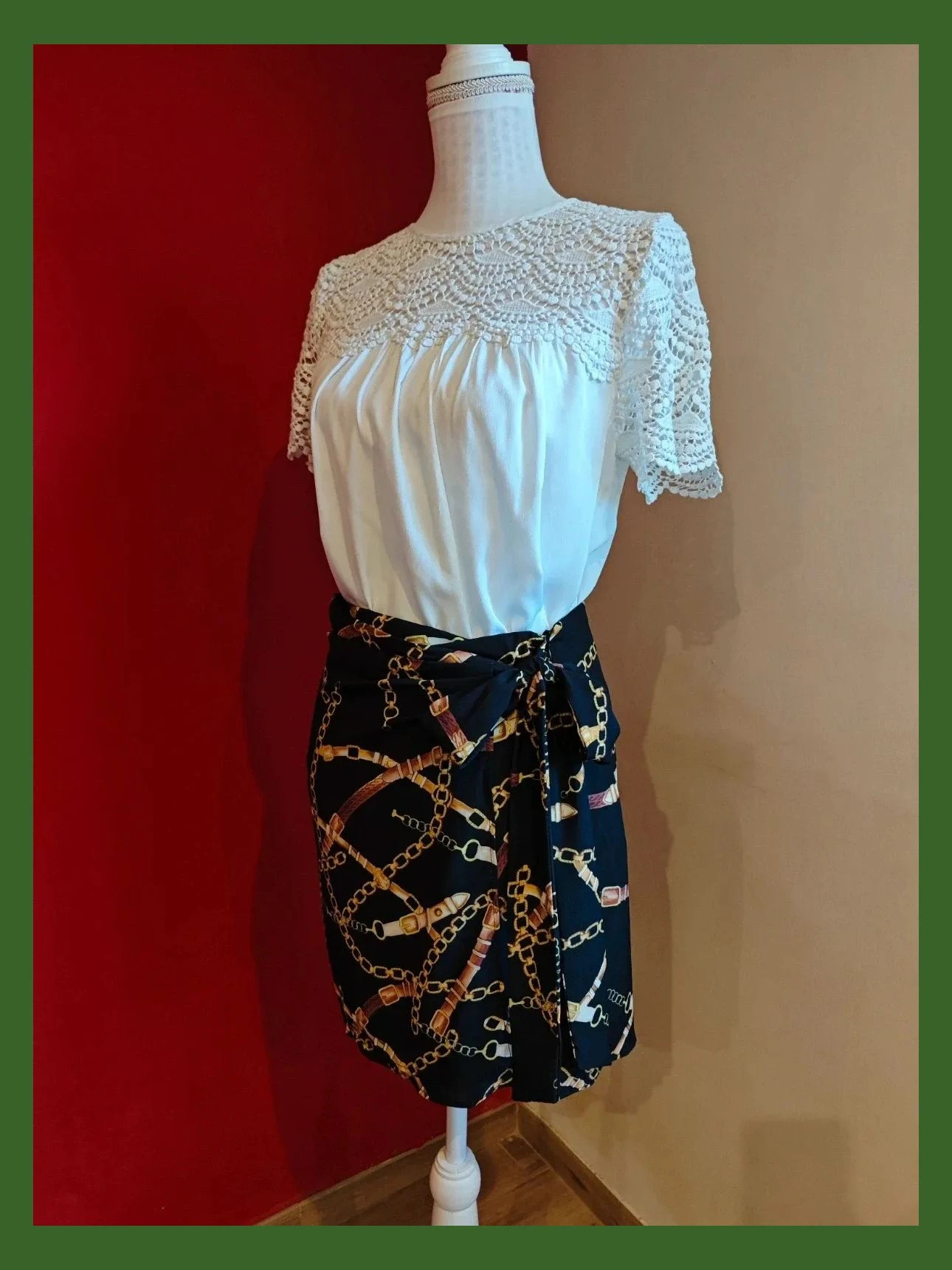 🌺 Bonita minifalda negra con estampado de cadenas cruzada con lazo lateral – Vintage – taille M / 38 / 10 2
